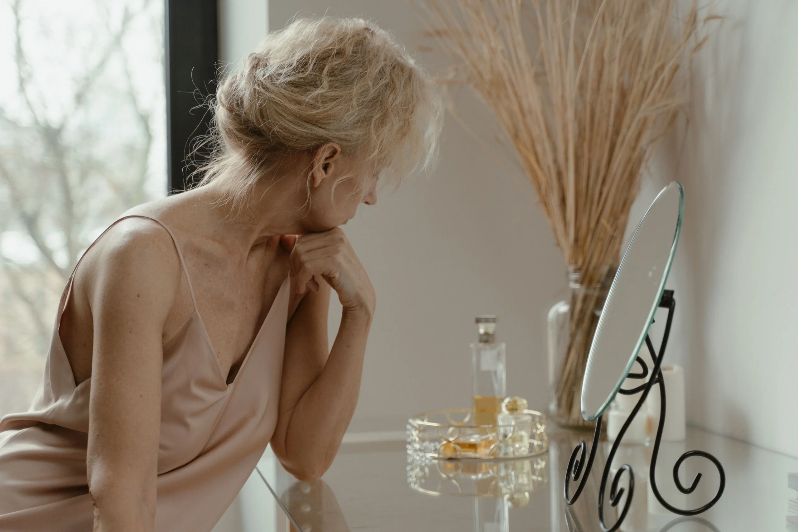 Mujer de unos 50 años cuidando la piel de su rostro en la menopausia